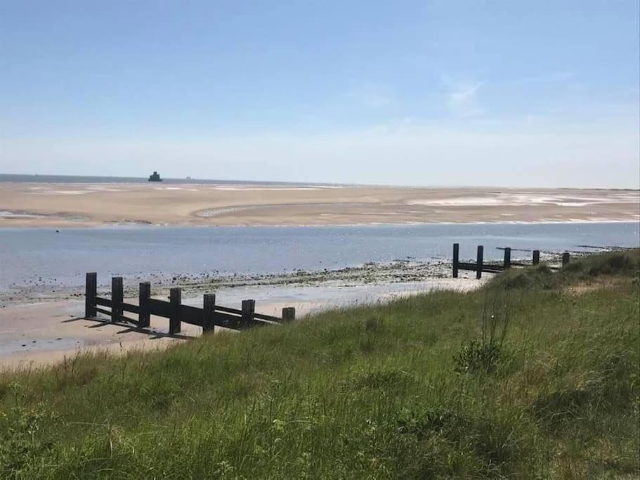 Seafront Apartment With Stunning Views Cleethorpes Bagian luar foto